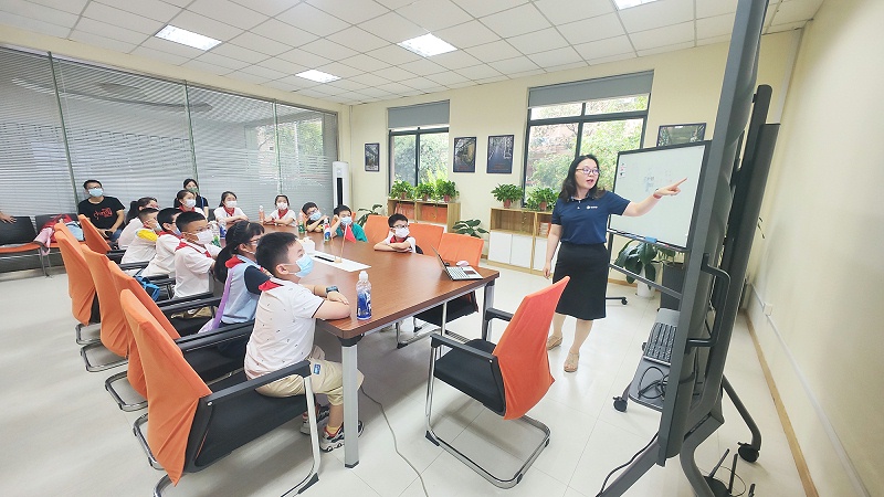 帶城小學(xué)紅領(lǐng)巾假日小隊(duì)走進(jìn)依斯倍環(huán)保，開展校外實(shí)踐學(xué)習(xí)活動(dòng)