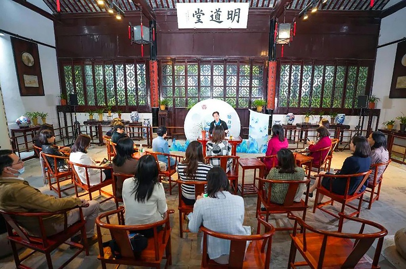 蘇州工業(yè)園區(qū)婦工委副主席何嘉茜、園區(qū)各街道婦聯主席及園區(qū)女企業(yè)家公益聯盟成員合影